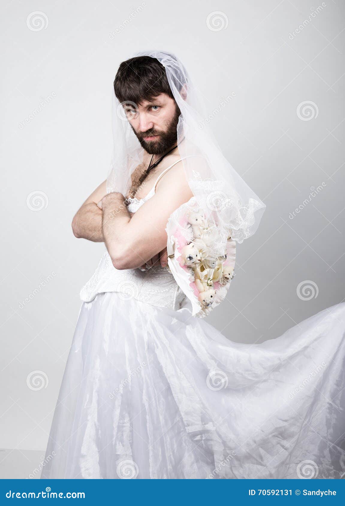 homem vestido de noiva