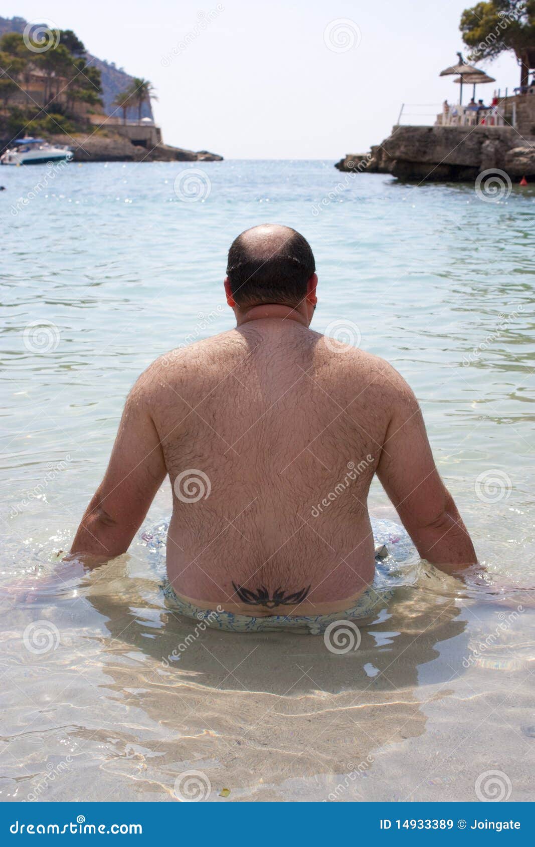 Homem gordo na praia imagem de stock. Imagem de peso 14933389