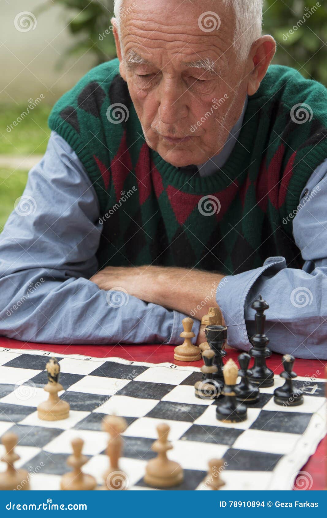 Sénior contemplando próximo movimento no xadrez fotos, imagens de