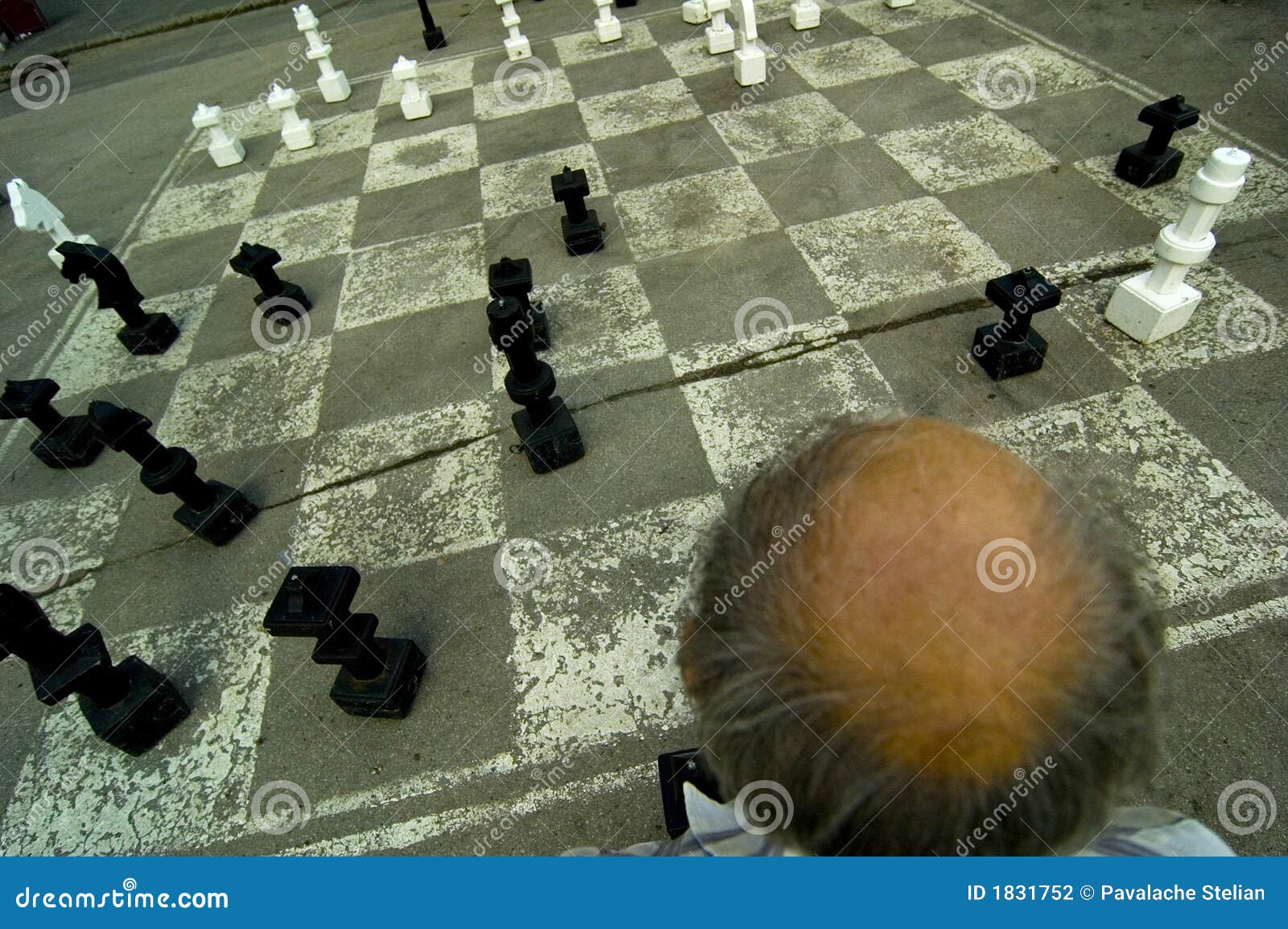 Foto de Homens Idosos Dois Velhos Jogando Xadrez No Parque e mais fotos de  stock de Xadrez - Jogo de tabuleiro - iStock