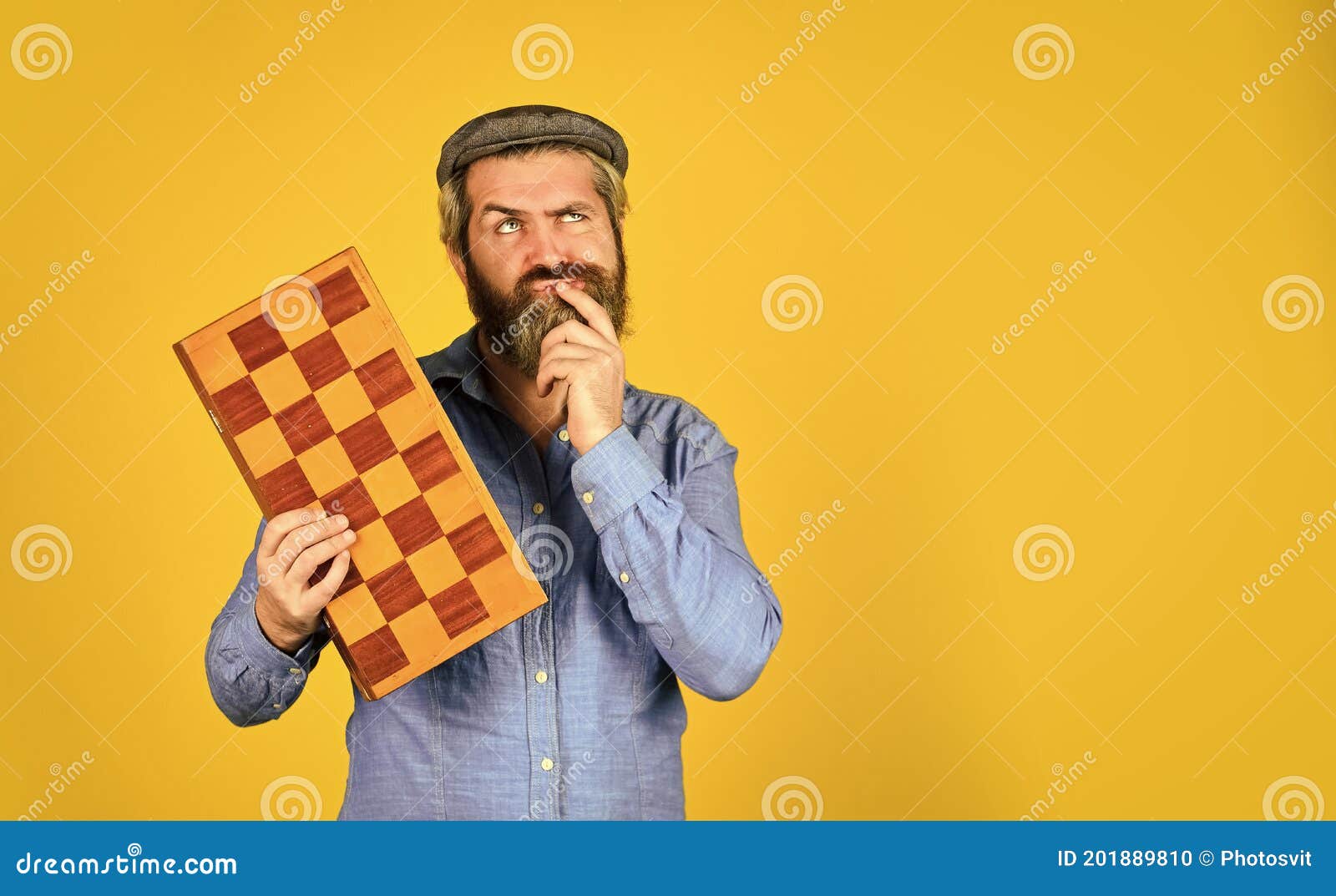 mulher de negócios jogar xadrez com a mão de perto. líder usa jogo de  estratégia para