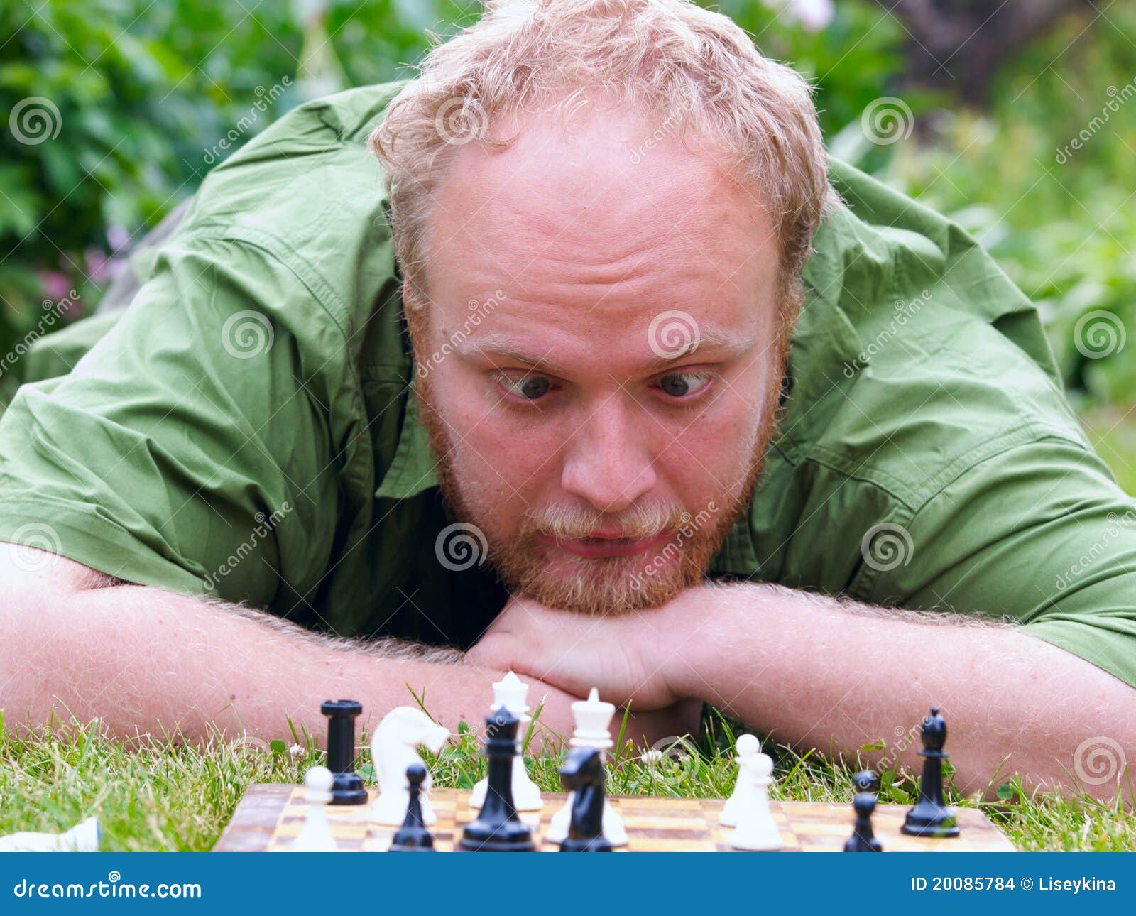 Grande Torre De Argila Num Tabuleiro De Madeira Com Pedaços. Jogo De Xadrez  Imagem de Stock - Imagem de esporte, jogo: 248856265