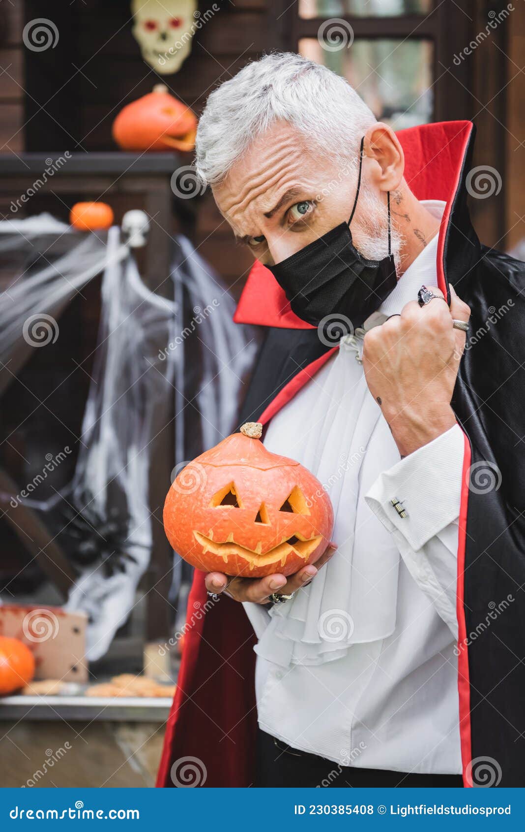 Bonitão Homem Na Fantasia De Vampiro De Halloween Foto de Stock