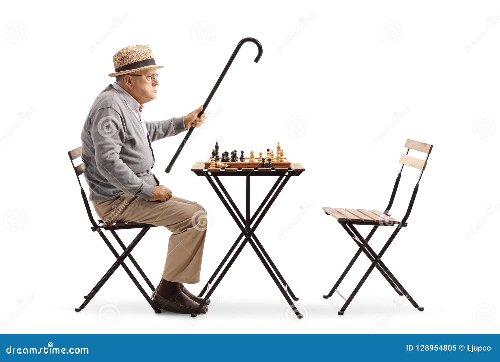 Foto de Homens Idosos Dois Velhos Jogando Xadrez No Parque e mais fotos de  stock de Xadrez - Jogo de tabuleiro - iStock