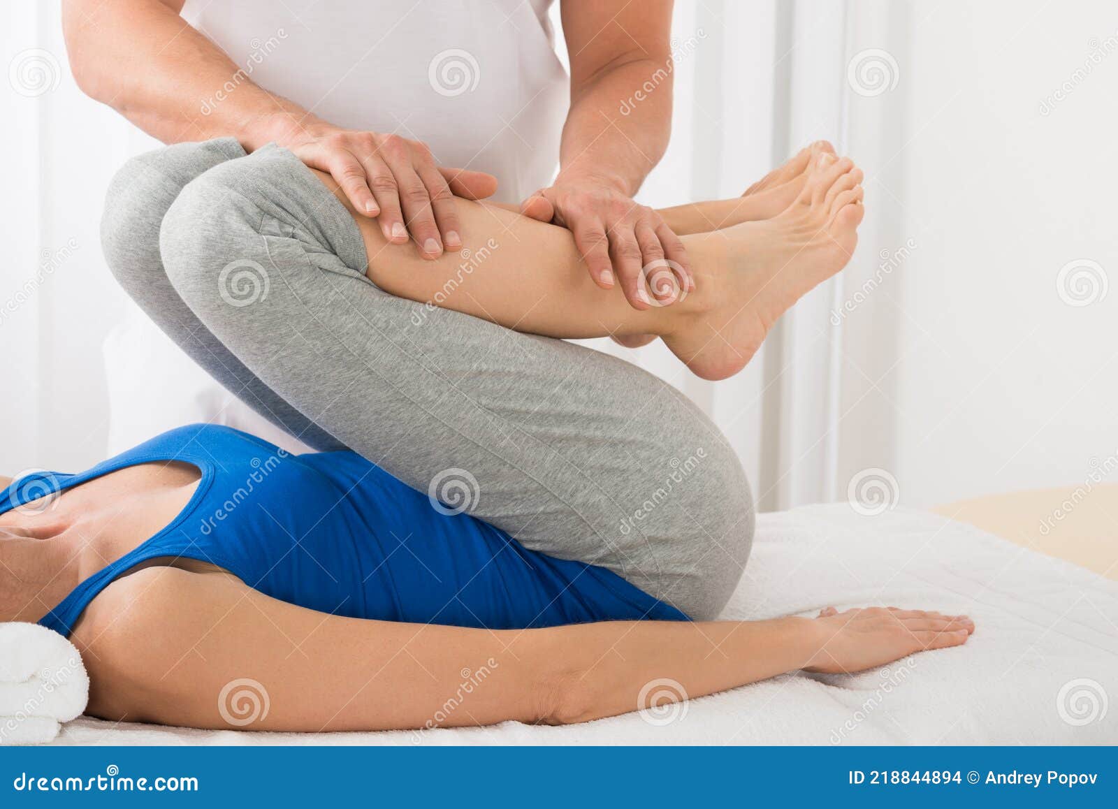 Homem massageando a mulher foto de stock. Imagem de ocasional - 218844894