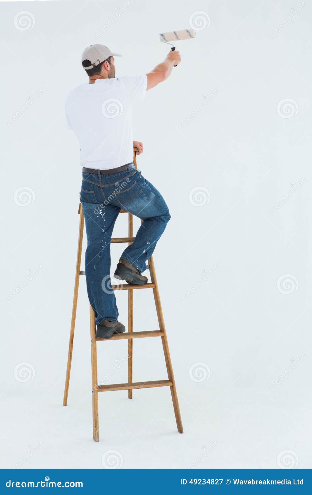 Desenho de empresário ambicioso na escada usando rolo de pintura