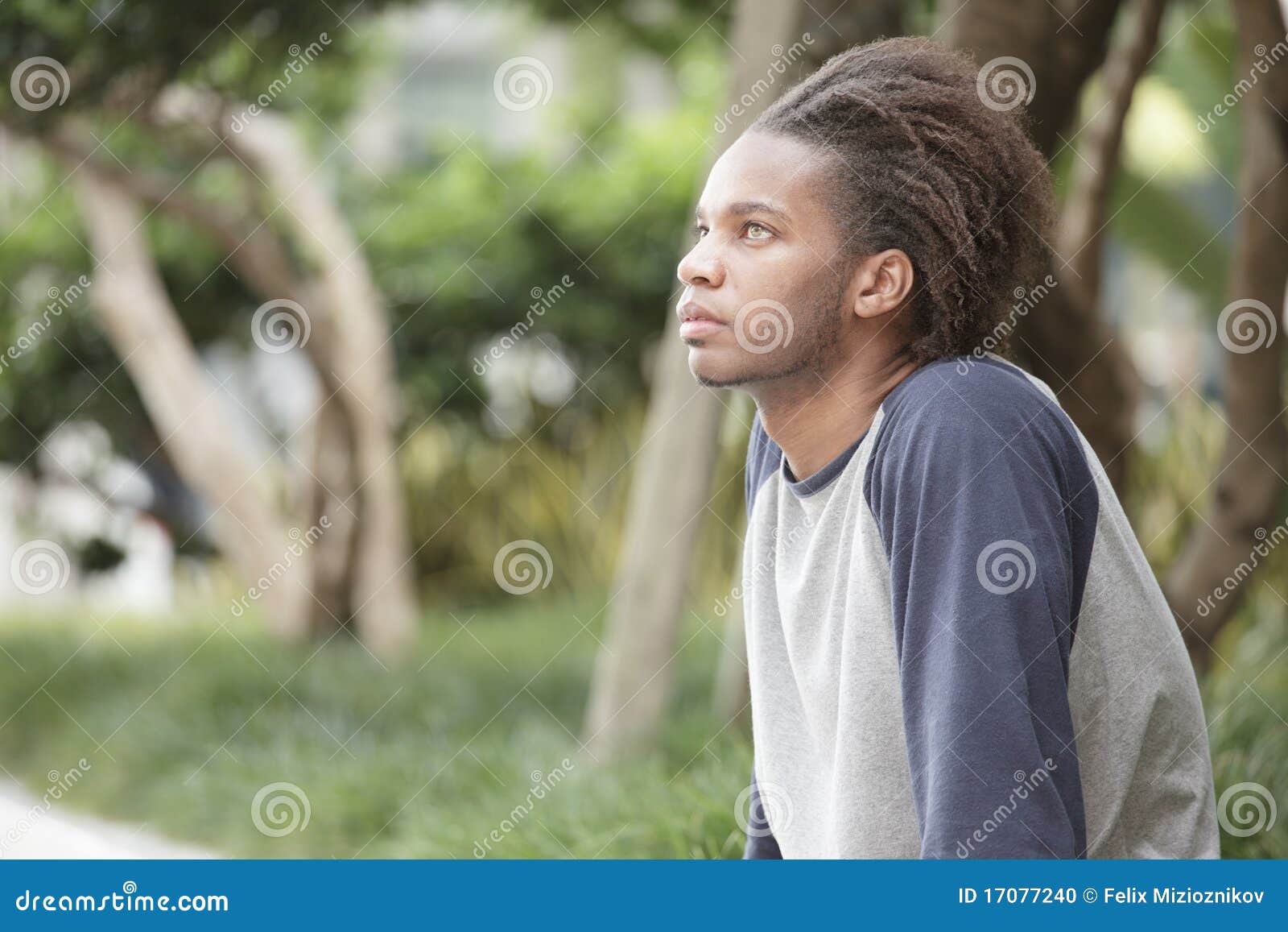 Homem negro no parque. Homem negro novo considerável no parque
