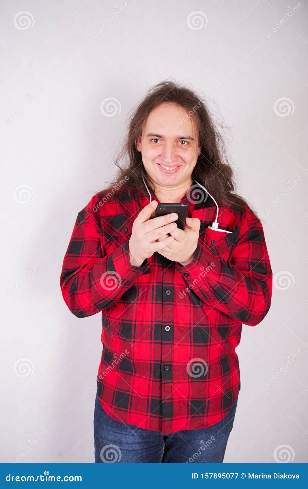 Cabelo longo nerd homem em uma camisa vermelha xadrez com um