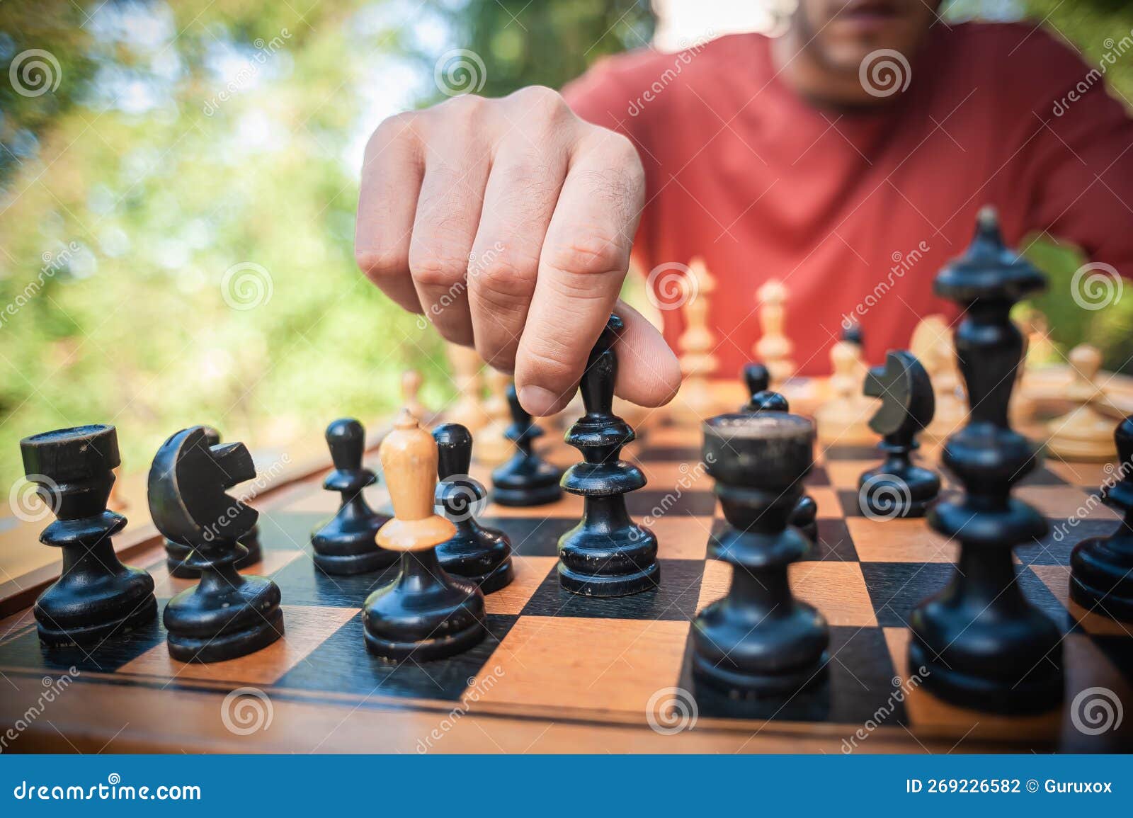 A Mão Masculina Move a Peça De Xadrez Do Bispo Branco No Tabuleiro