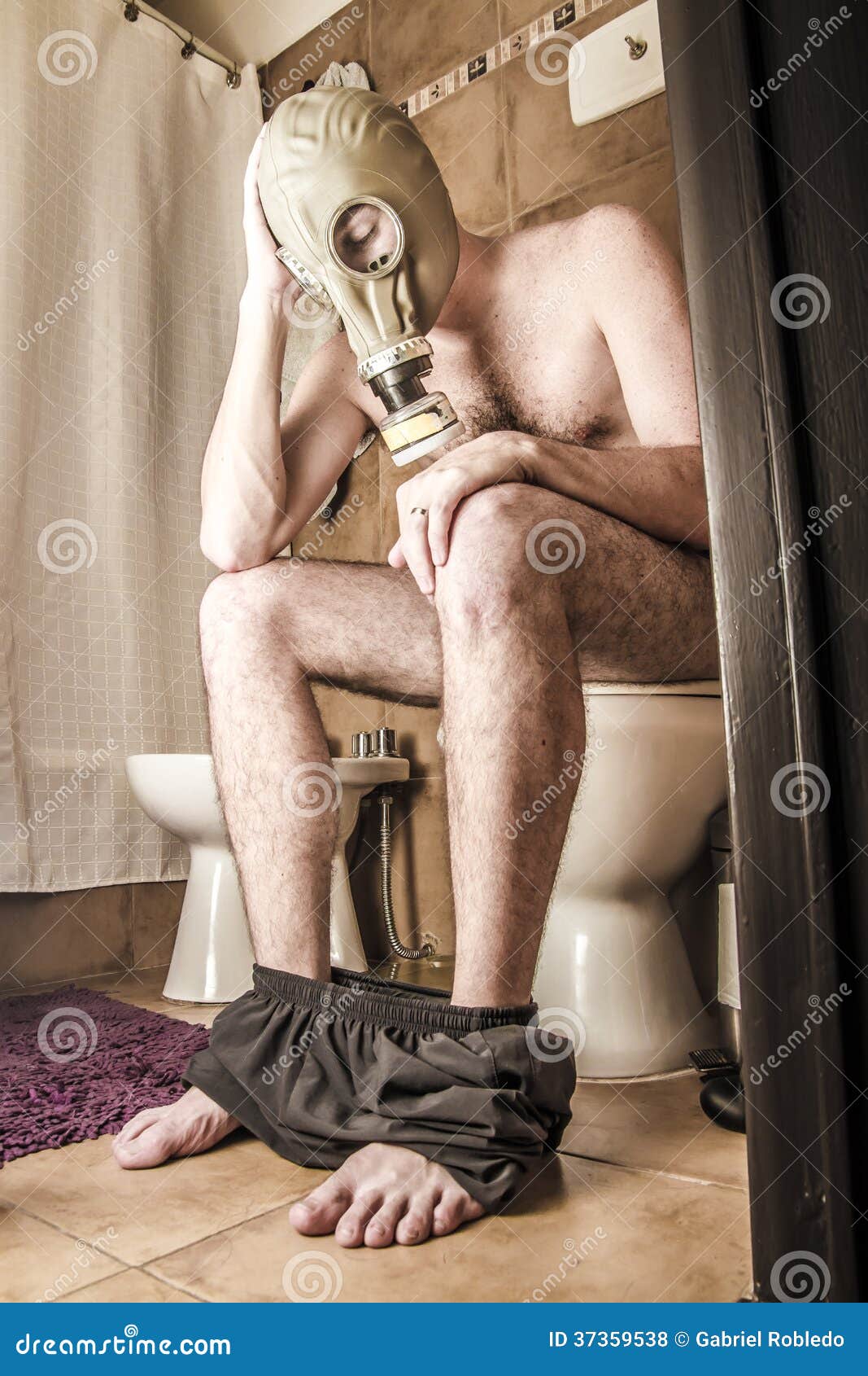 Um homem no toalete com uma máscara de gás.