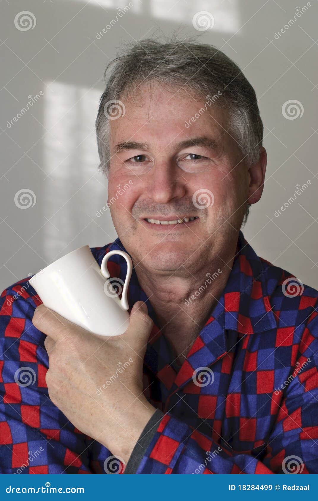 Homem Nos Pyjamas Que Prendem a Caneca De Café Imagem de Stock - Imagem ...