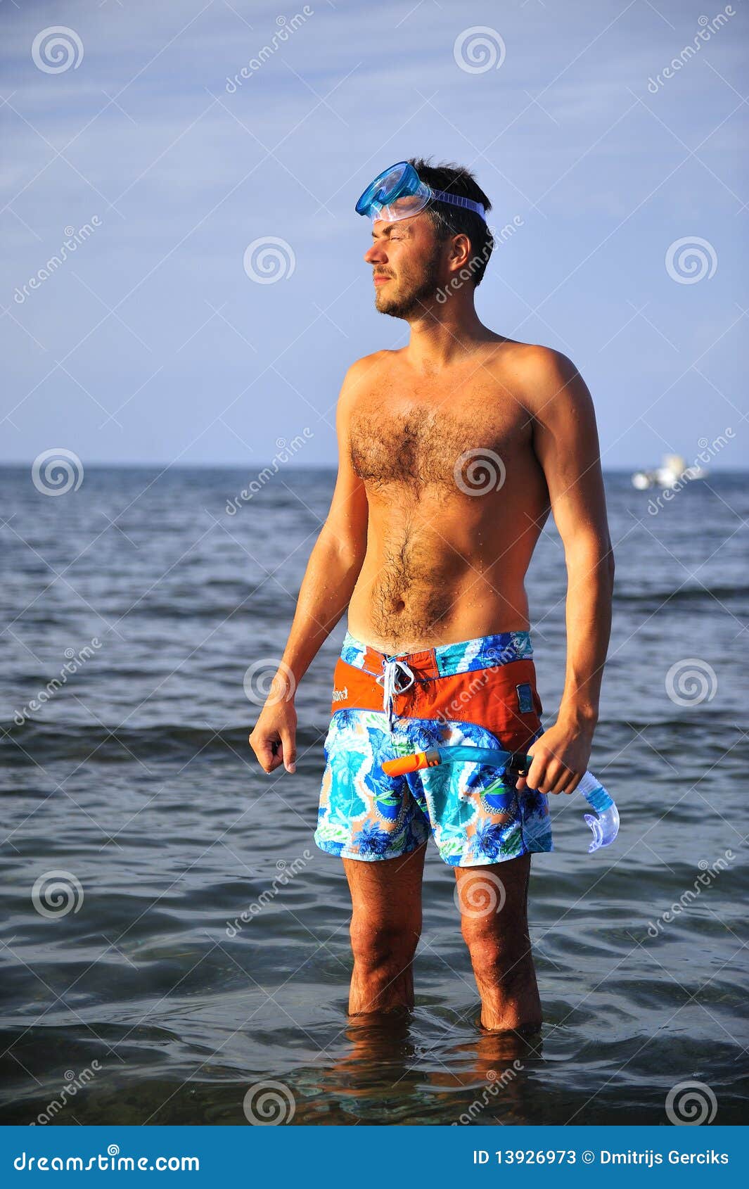 Homem novo do mergulho do verão com máscara da natação. Homem considerável feliz novo do mergulho do verão com máscara da natação e snorkel que prepara-se para mergulhar no mar azul