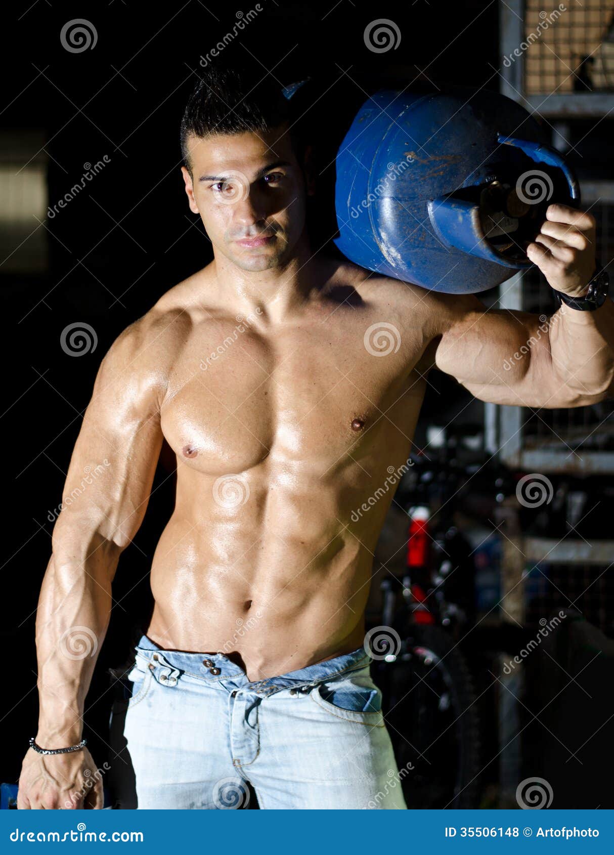Homem Novo Muscular Descamisado, Tanque De Gás Levando No Ombro Foto de  Stock - Imagem de nanômetro, modelo: 35506148