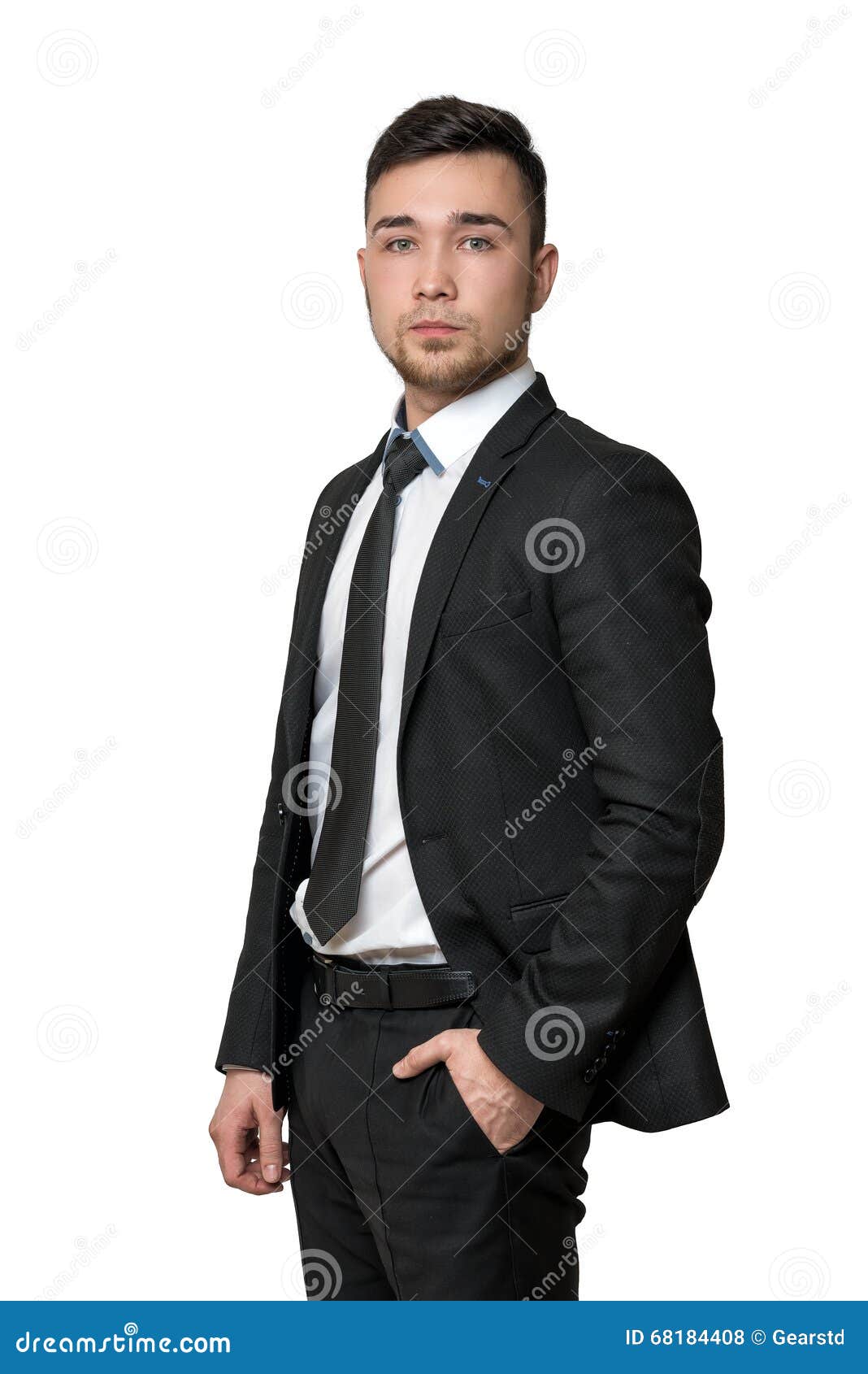 Homem novo no terno de negócio, mãos em seus bolsos, isolados no fundo branco