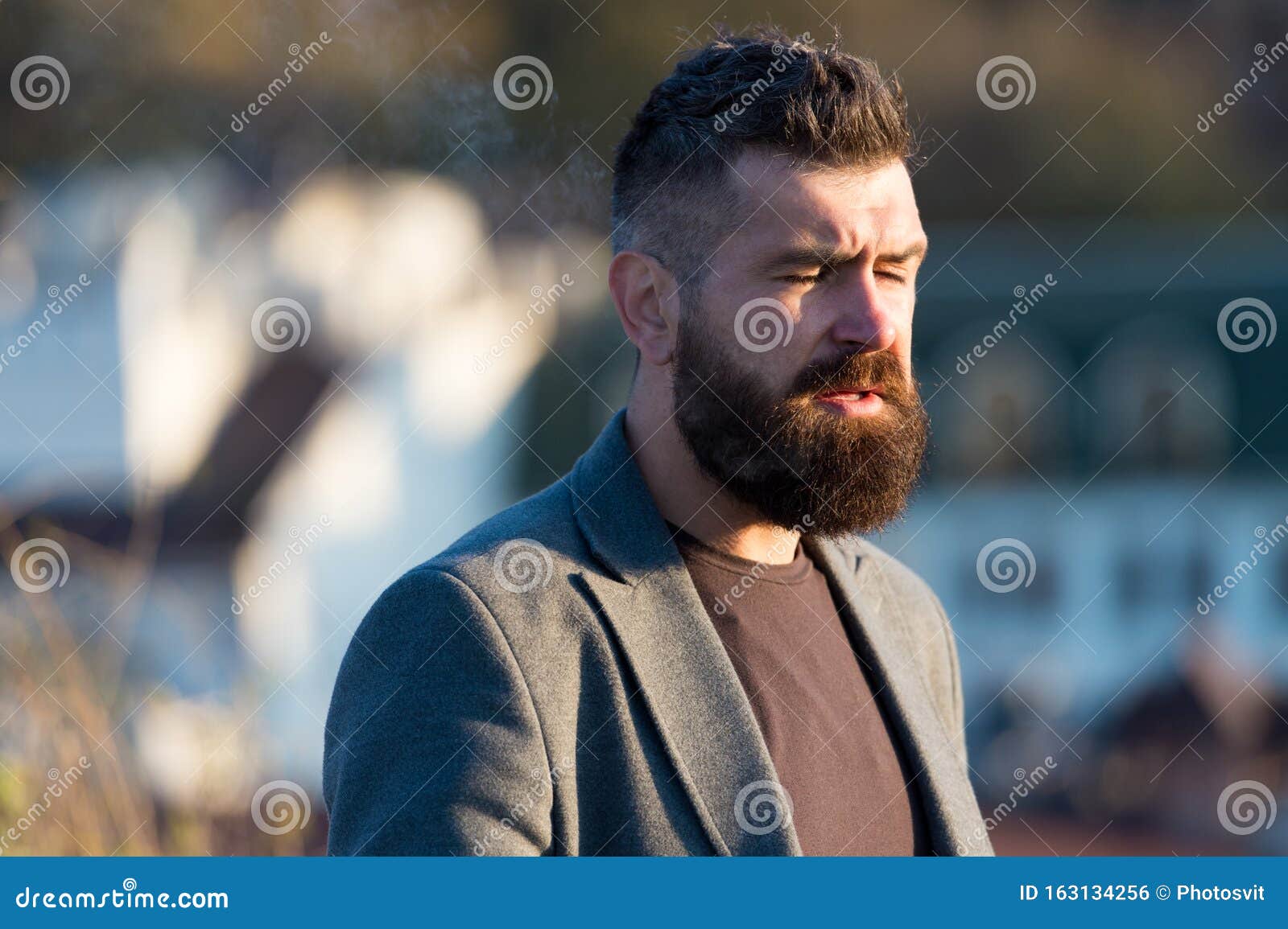 Bonito Homem Barbudo Hipster Com Corte De Cabelo Elegante E Barba