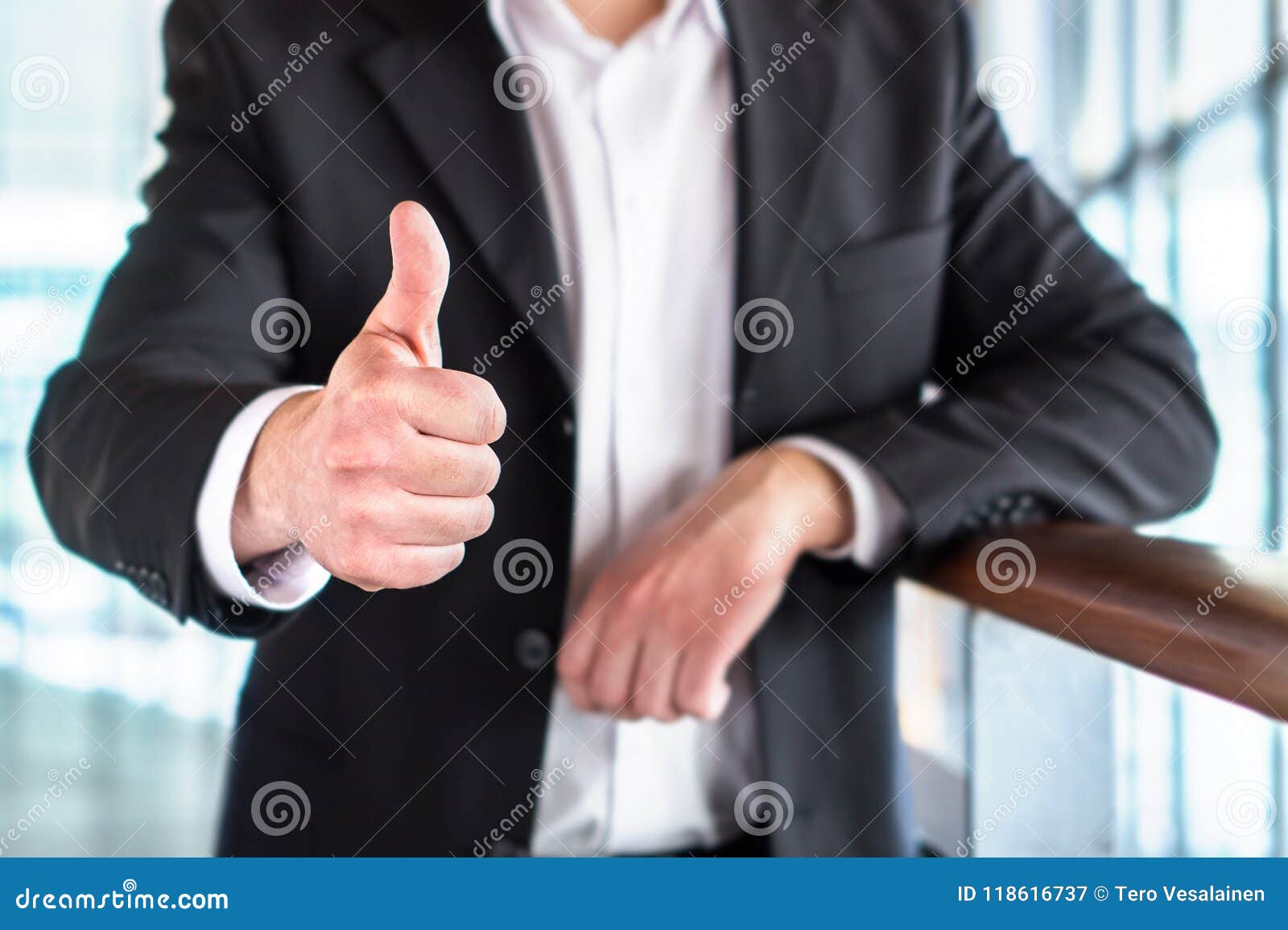 Homem ou advogado de negócio que dão os polegares acima no prédio de escritórios moderno Gesto satisfeito e de suporte da exibição feliz do homem de negócios de mão