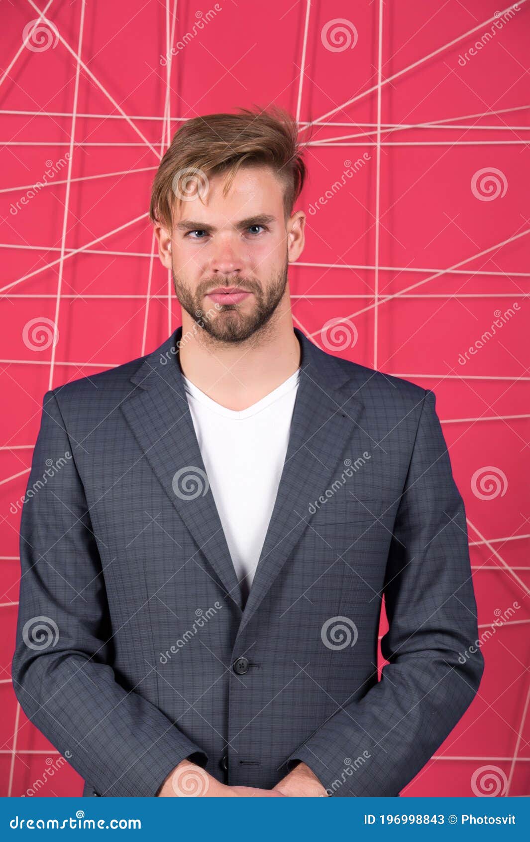 Homem Ou Empresário Usa Terno Azul Escuro Clássico. Moda Masculina. a Roupa  Formal Do Homem Parece Bonita E Confiante. Roupa Imagem de Stock - Imagem  de cara, moderno: 196998843