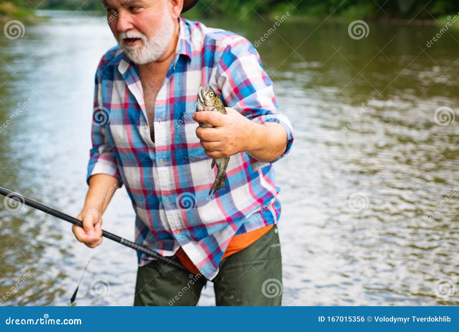 Homem Pescador Captura Peixe Bom Dia Para a Pesca Dia De Sol Ativo Finais  De Semana Para a Pesca Pescador Portador De Homem Foto de Stock - Imagem de  feliz, engrenagem: 167015356