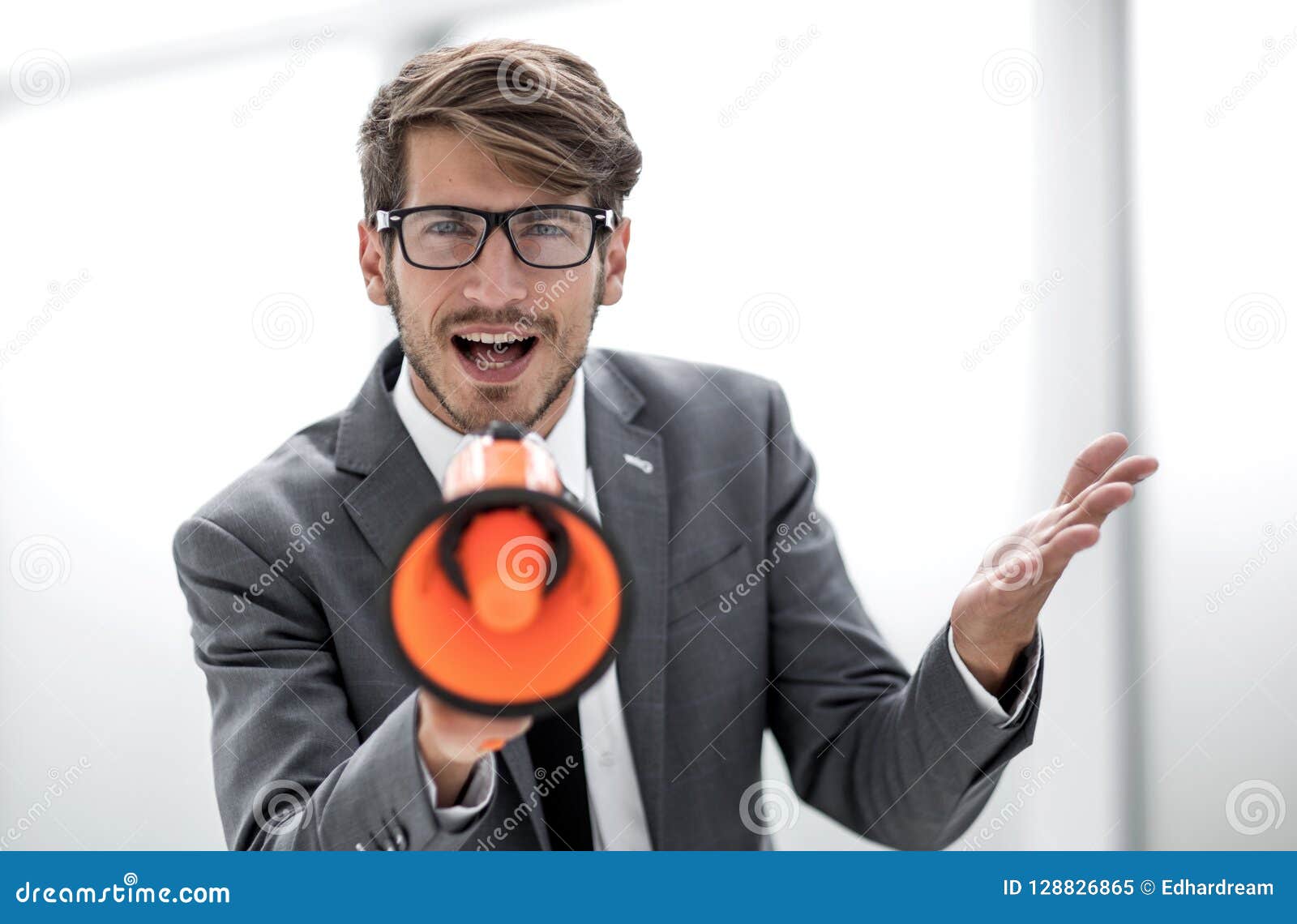 Homem Que Grita No Megafone Sobre O Fundo Branco Imagem De Stock