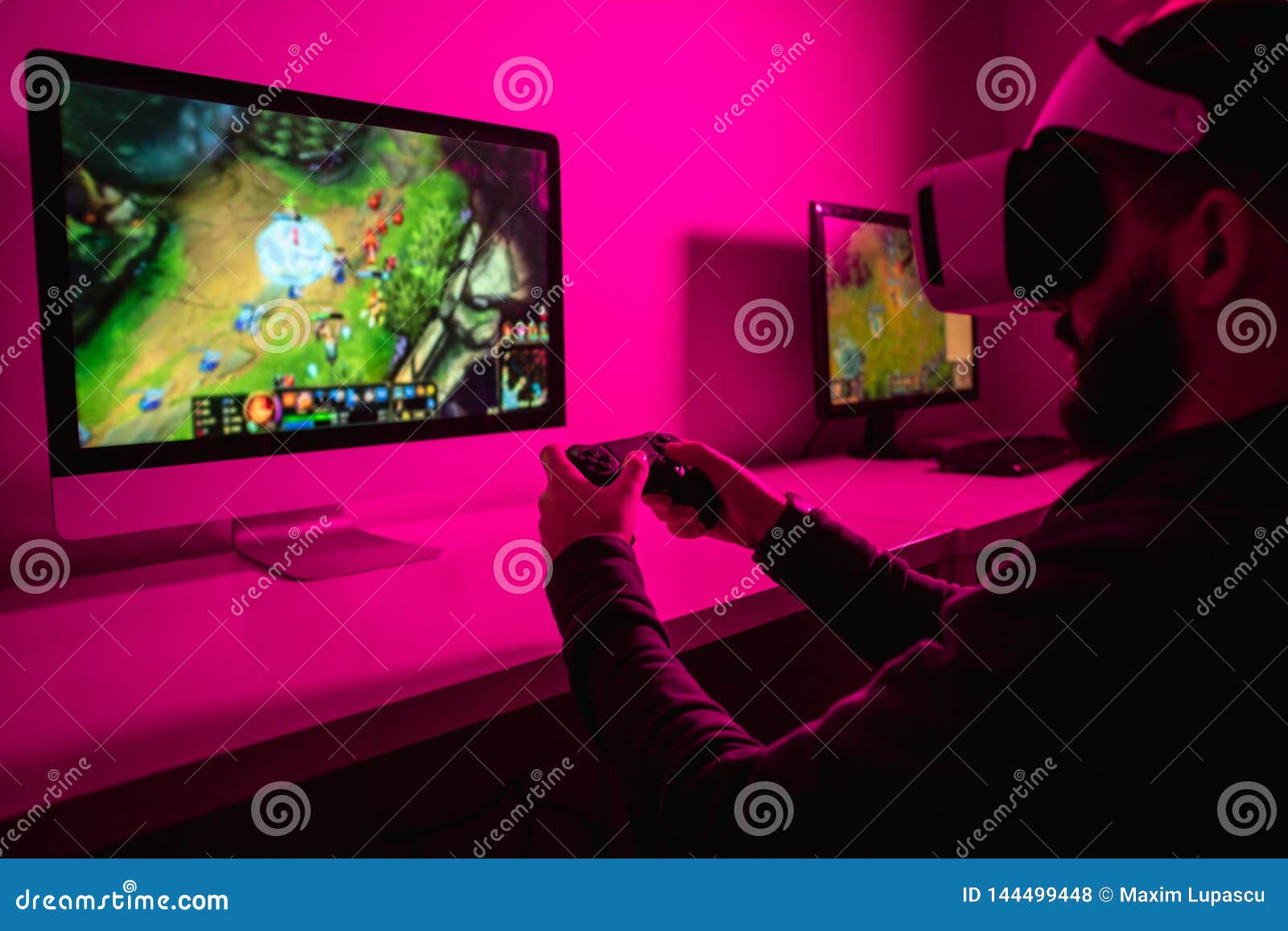 O cara está jogando um jogo de tiro online na sala de néon do jogo