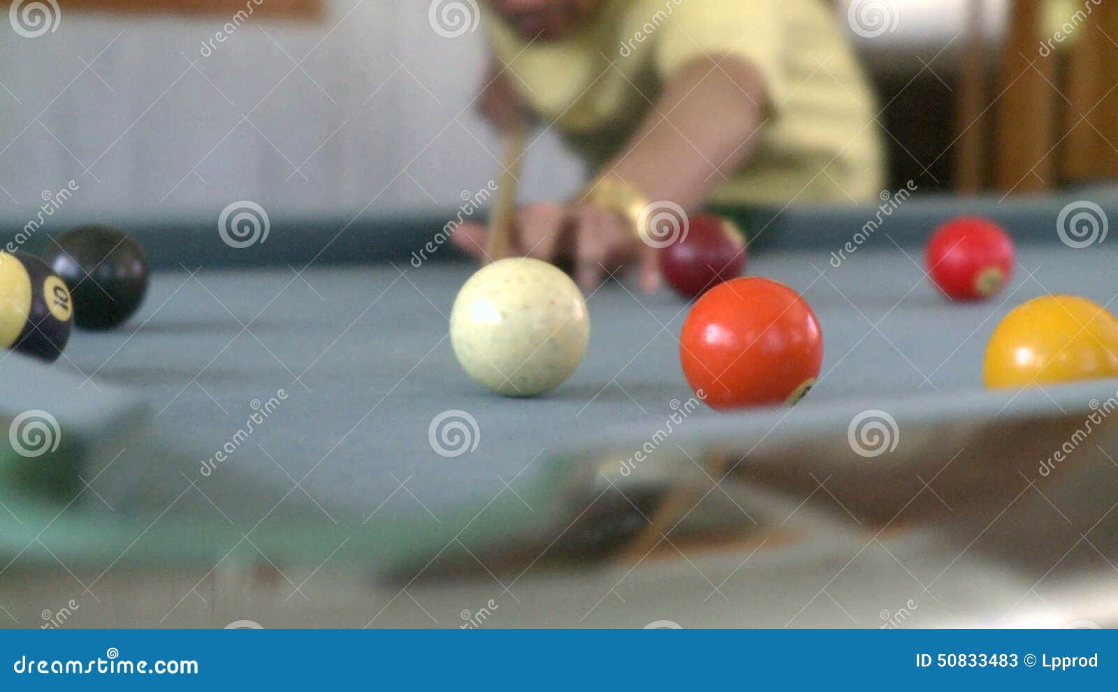 Homem de tiro médio jogando sinuca