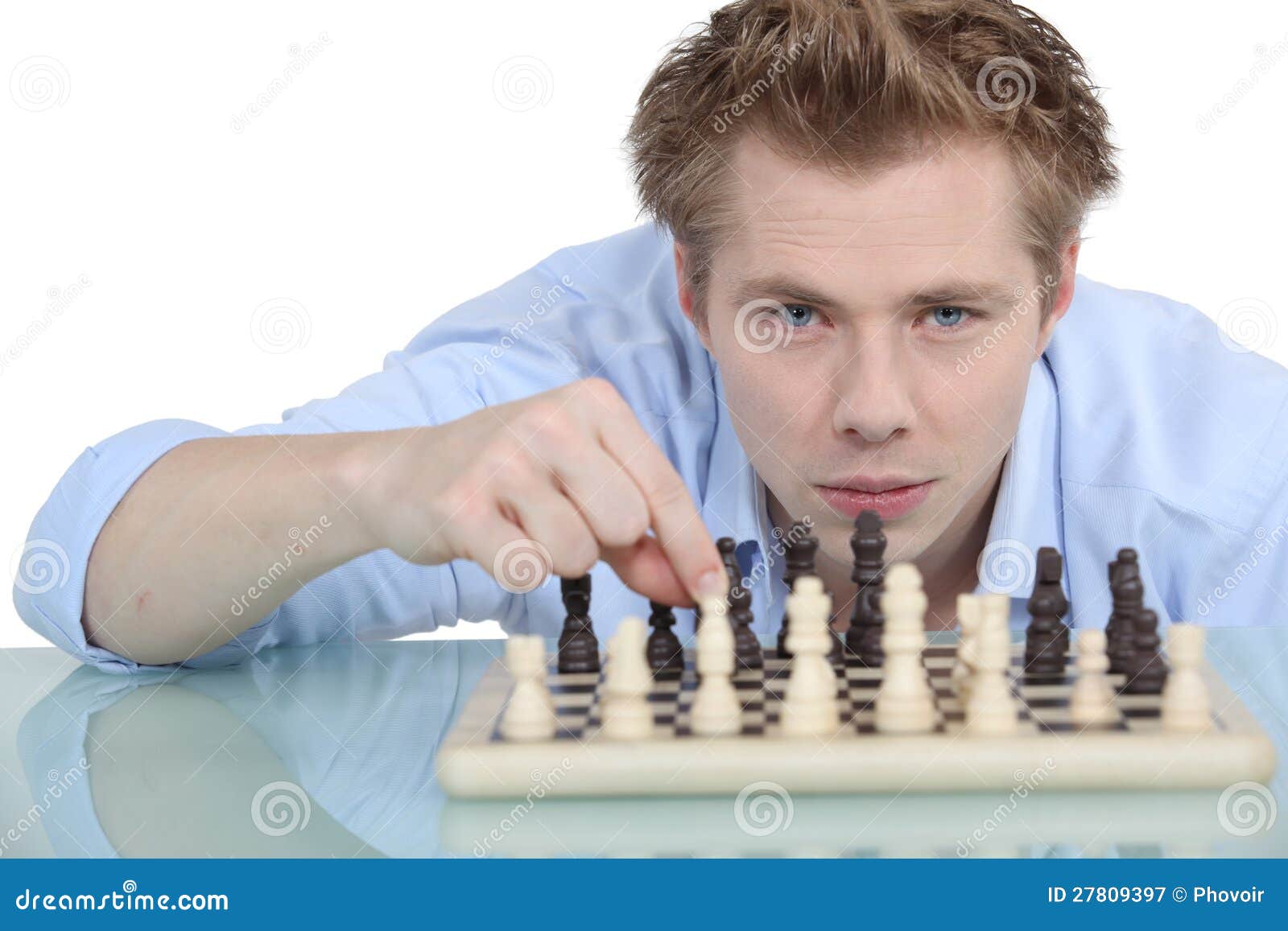 Homem jogando xadrez sozinho em casa