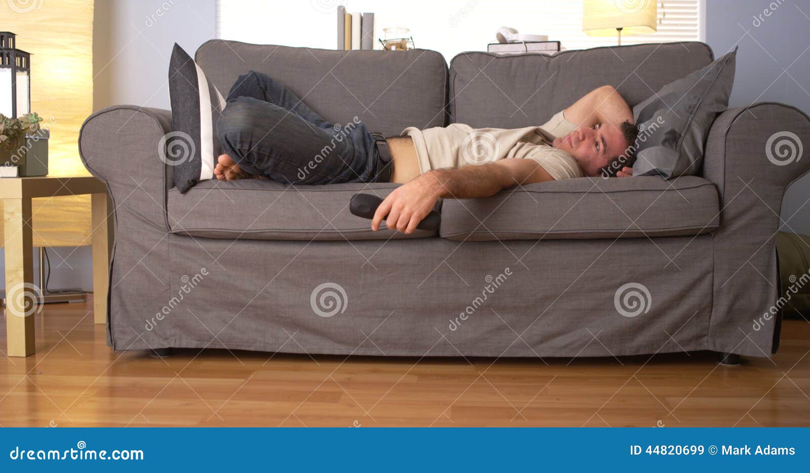 Homem Que Tenta Dormir No Sofá Imagem de Stock - Imagem de narcissus,  frustrado: 44820699