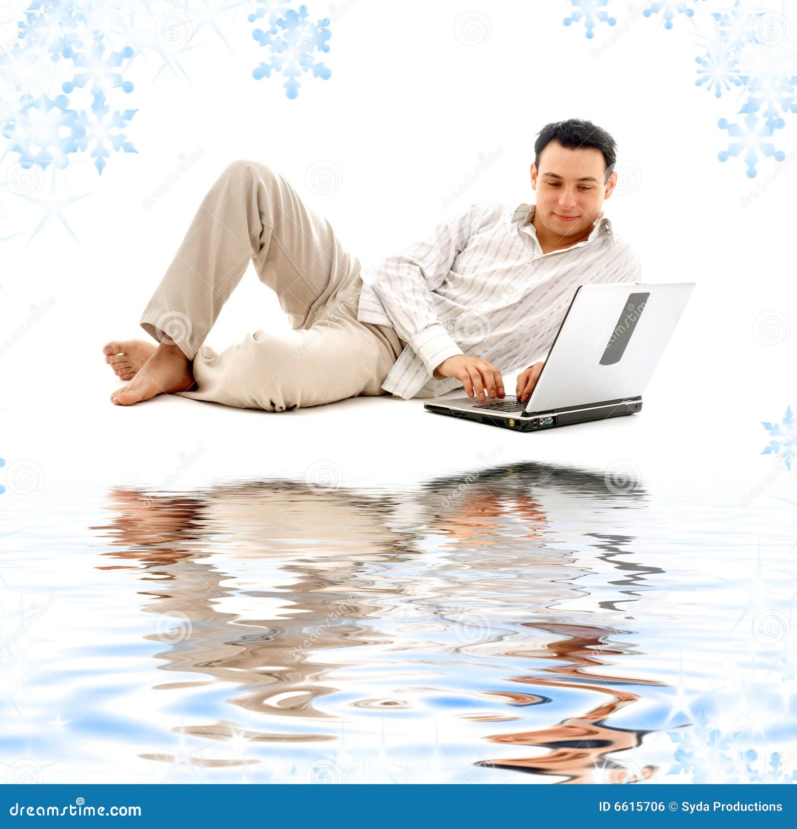 Homem Relaxed com o portátil na areia branca. Homem Relaxed com o computador portátil na areia branca