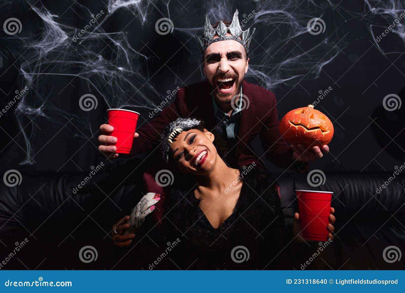 Homem Alegre Na Fantasia De Vampiro De Halloween Foto de Stock