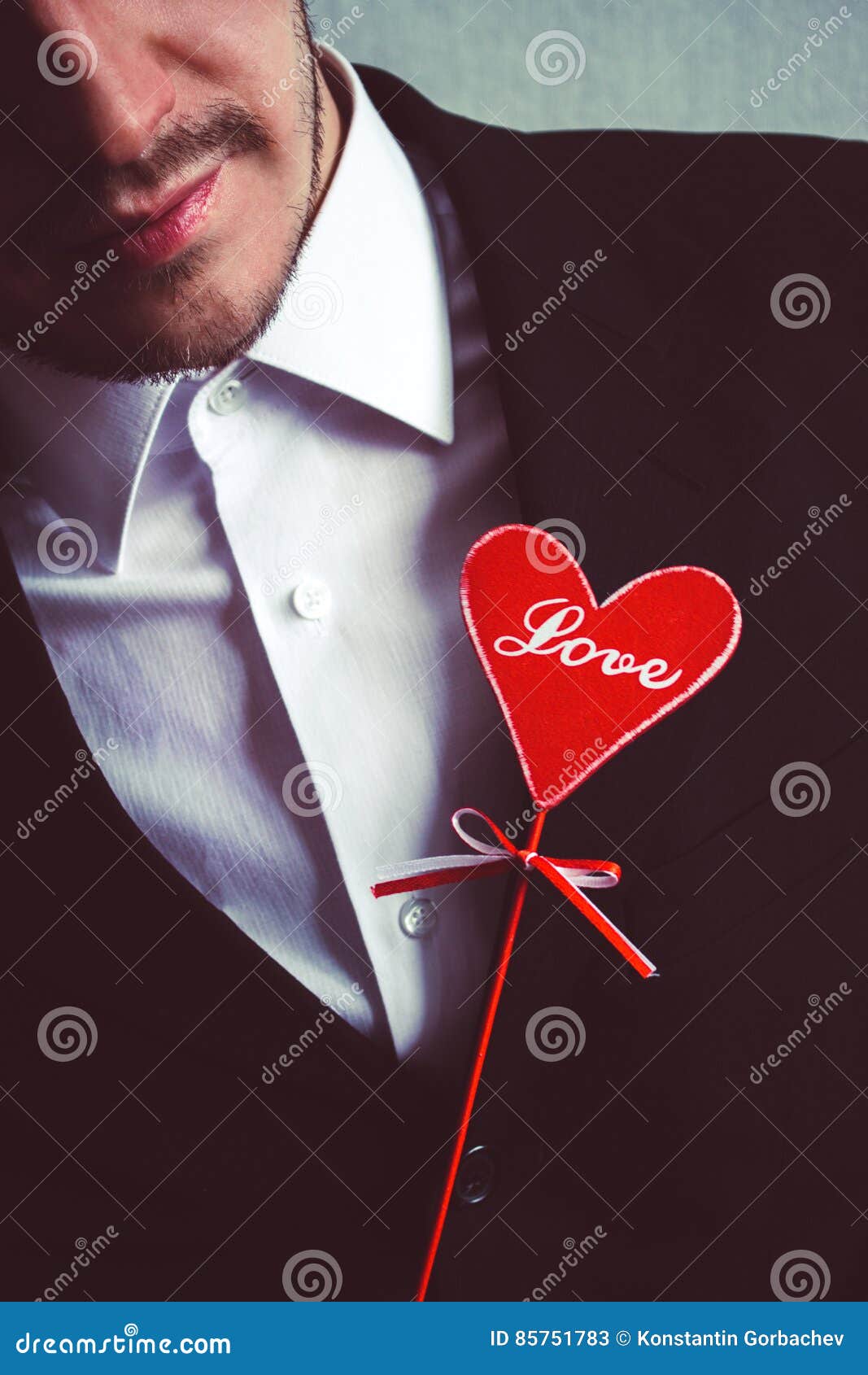Homens terno no logotipo da forma de amor