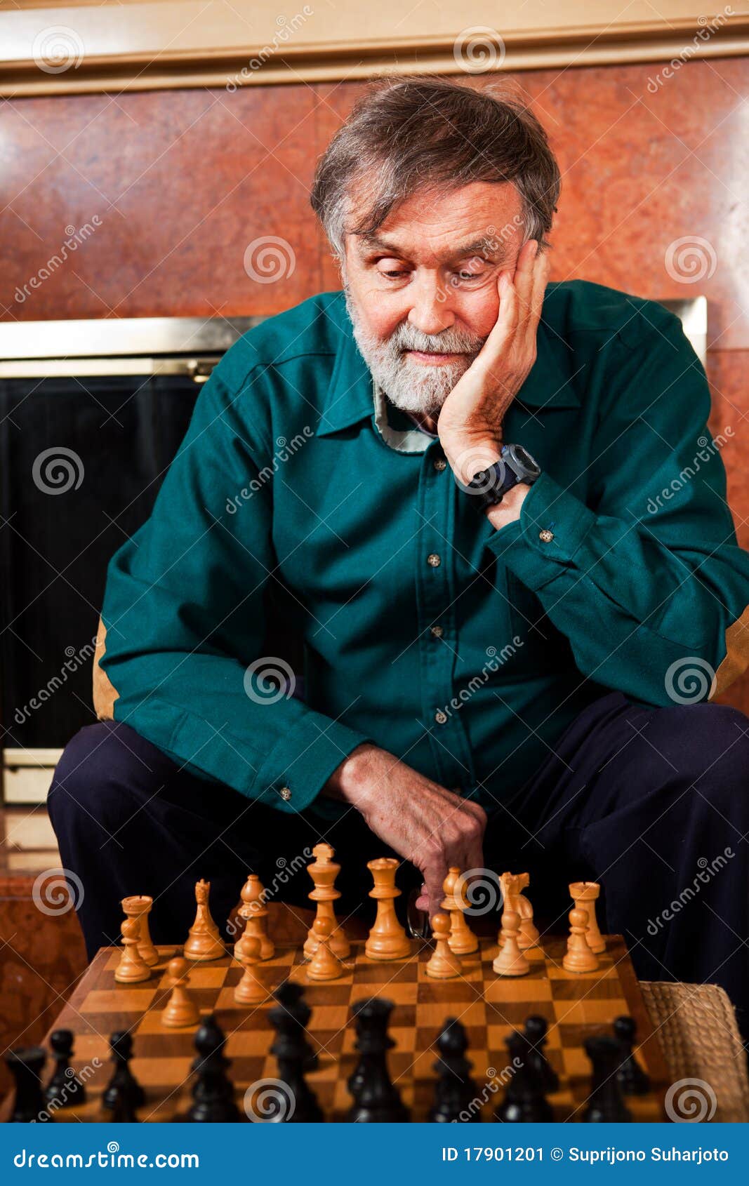 Menino Ruivo Nos óculos Sentado Em Casa E Jogando Xadrez Sozinho. Imagem de  Stock - Imagem de movimento, jogar: 208485515