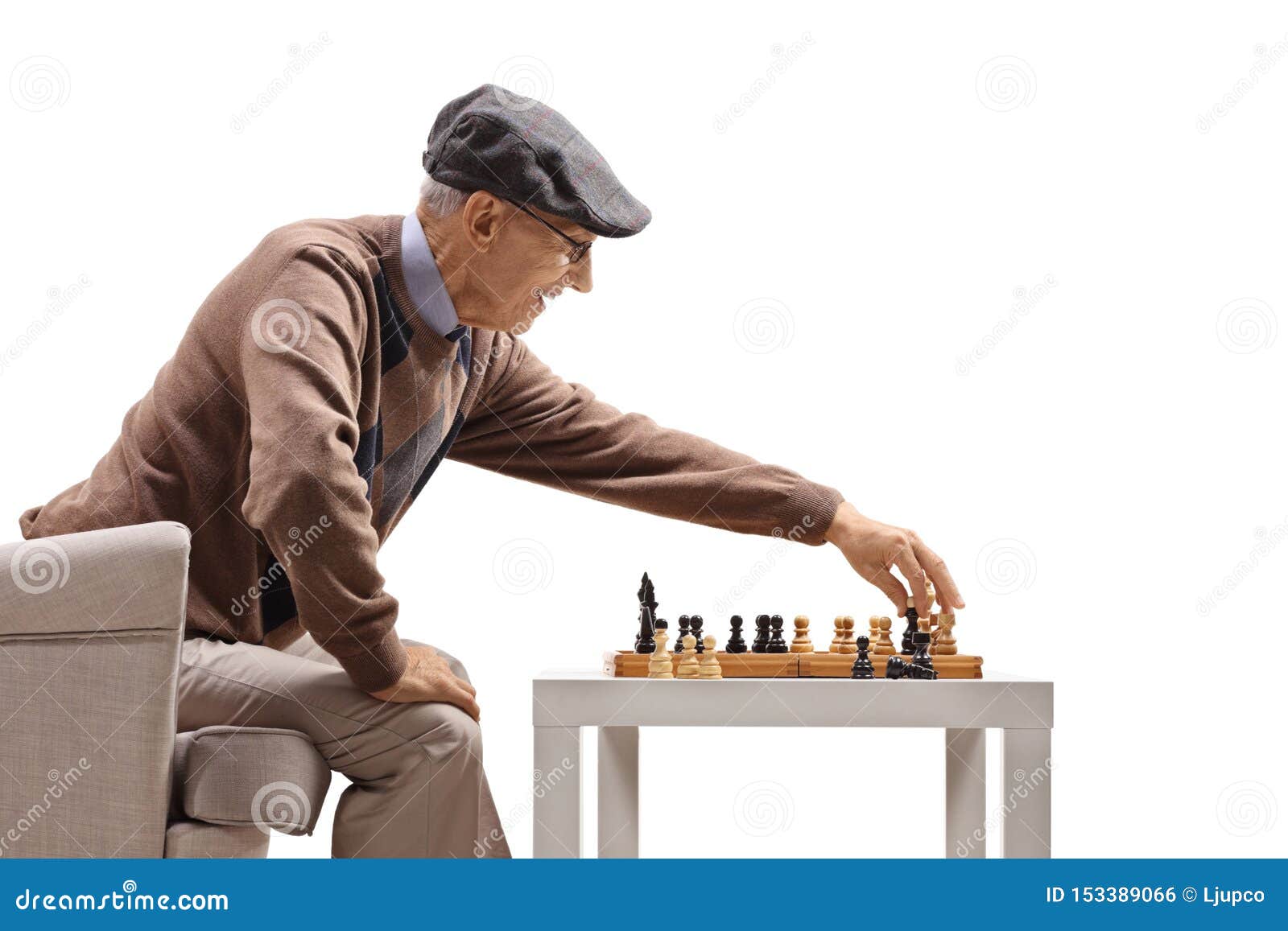 Menino Ruivo Nos óculos Sentado Em Casa E Jogando Xadrez Sozinho. Imagem de  Stock - Imagem de movimento, jogar: 208485515