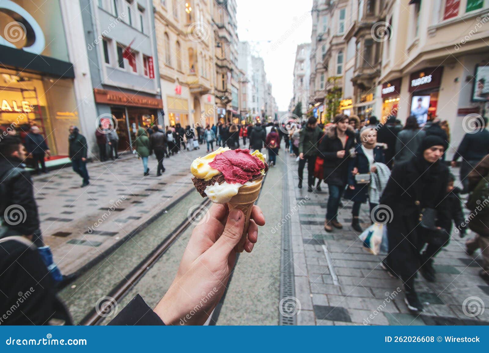 Homem Segurando Um Sorvete Em Peru Istanbul Foto de Stock Editorial -  Imagem de colher, istambul: 262026608