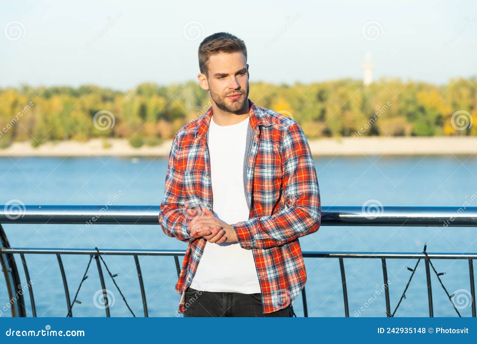 Homem de camisa xadrez casual homem bonito com barba e