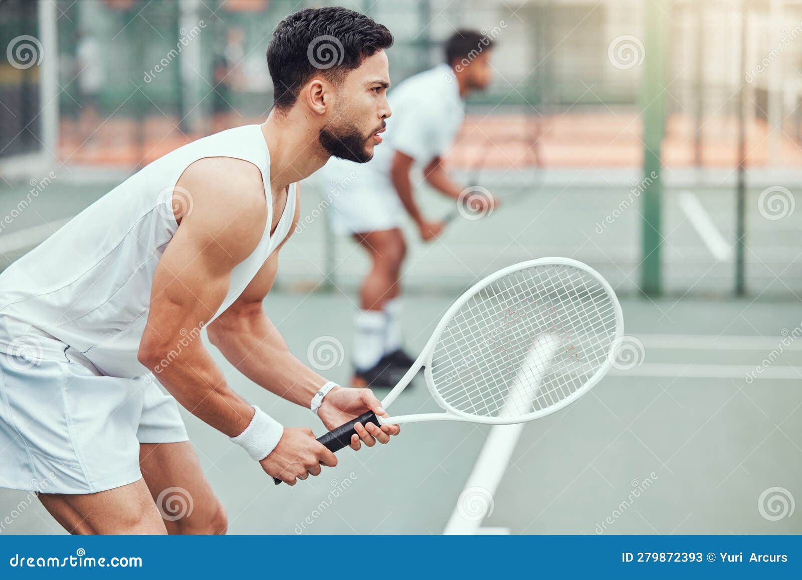 Equipe masculina e retrato em uma quadra de tênis para competição