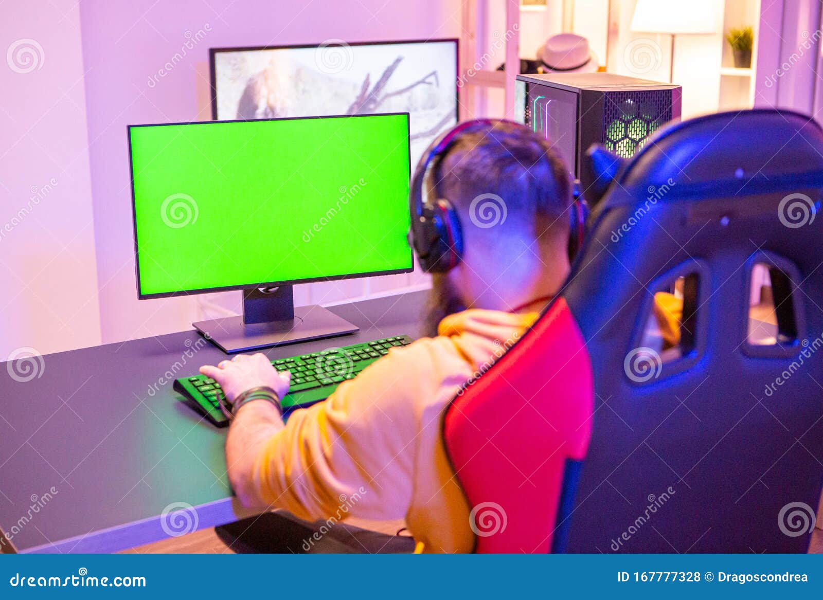 Homem Tocando Poderoso Pc De Game Em Uma Sala Com Luzes De Neon Em