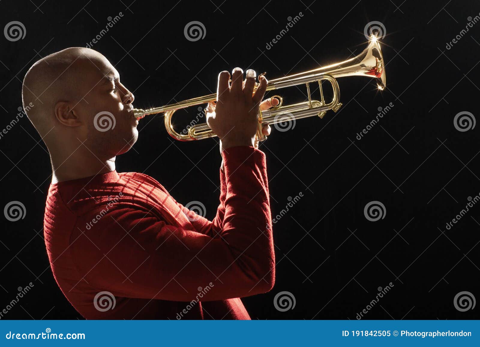 Homem Tocando Trompete De Lado Imagem de Stock Imagem de azuis