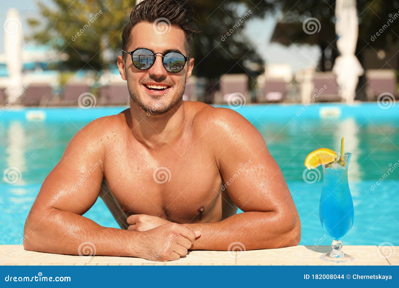 Homem Usando óculos Escuros Com Reflexo De Praia Tropical Na Piscina No Dia  Ensolarado Foto de Stock - Imagem de estilo, palma: 182008044