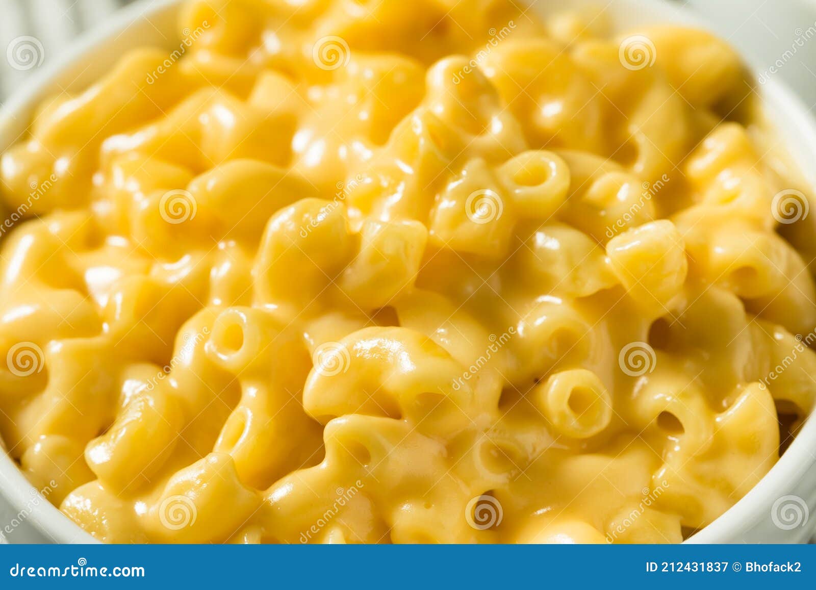 homemade creamy macaroni and cheese pasta