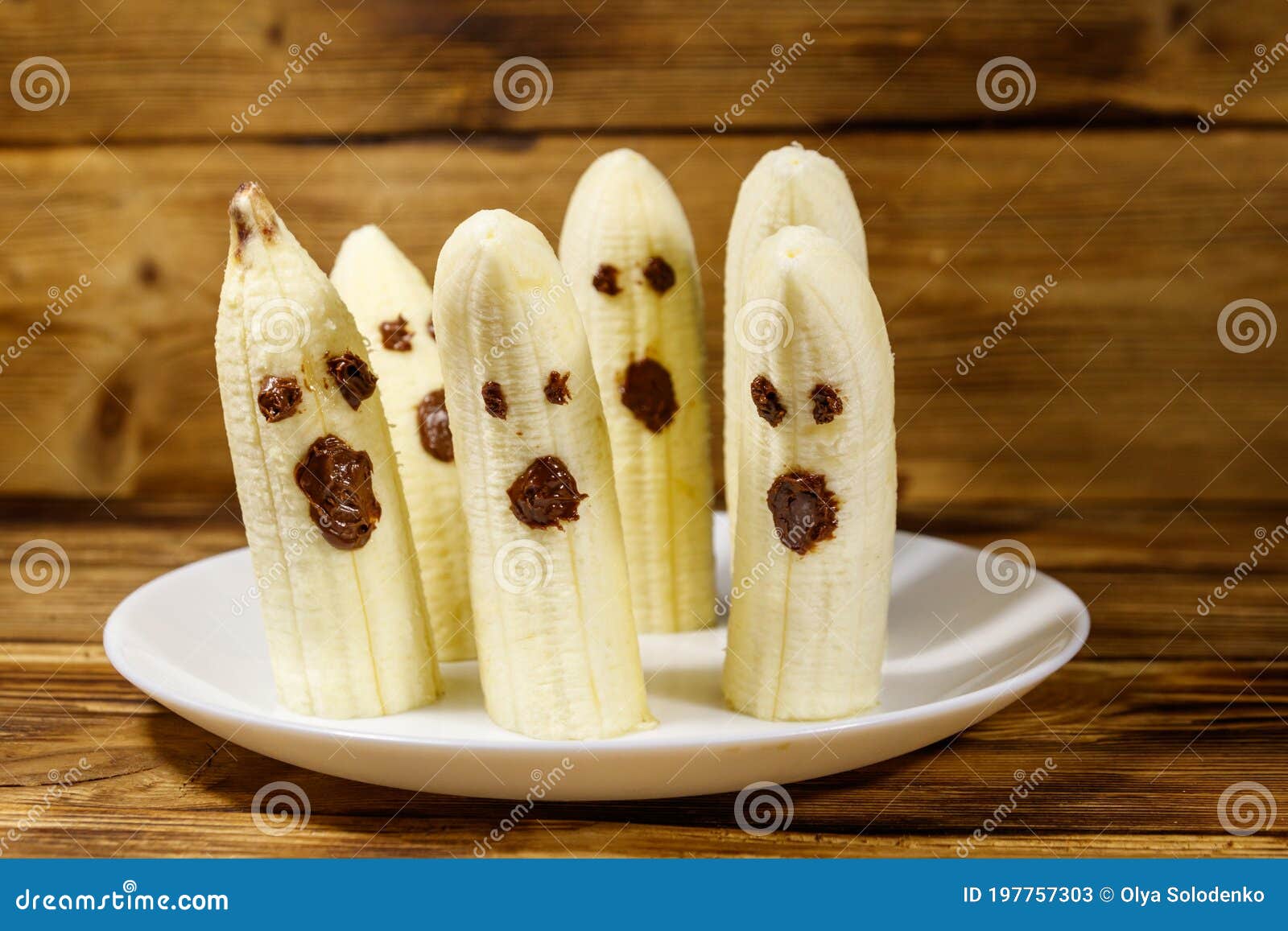 Sobremesa De Heloween: Grupo De Monstro Engraçados, De Fantasma, De Aranha  Feita Do Bolinho De Amêndoa Dos Biscoitos Com Crosta D Foto de Stock -  Imagem de feriado, doce: 126673770