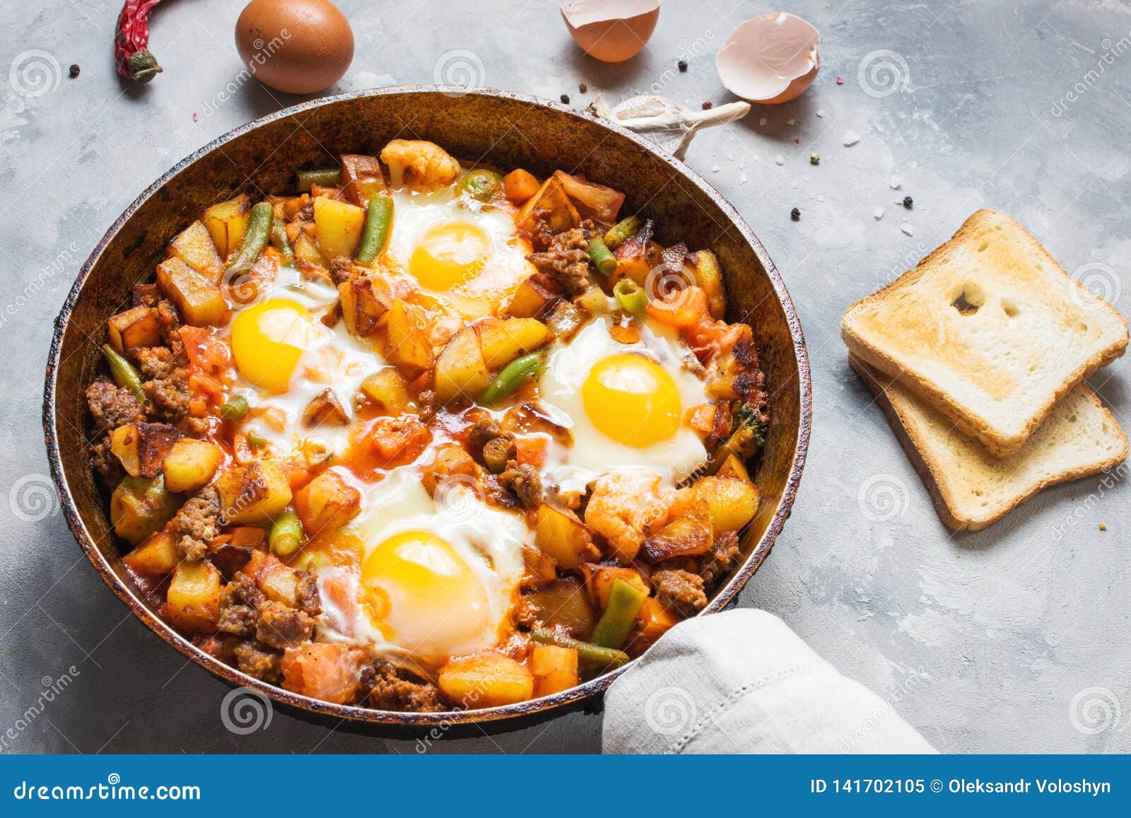 https://thumbs.dreamstime.com/z/homemade-hearty-breakfast-skillet-eggs-potatoes-minced-meat-concrete-table-141702105.jpg