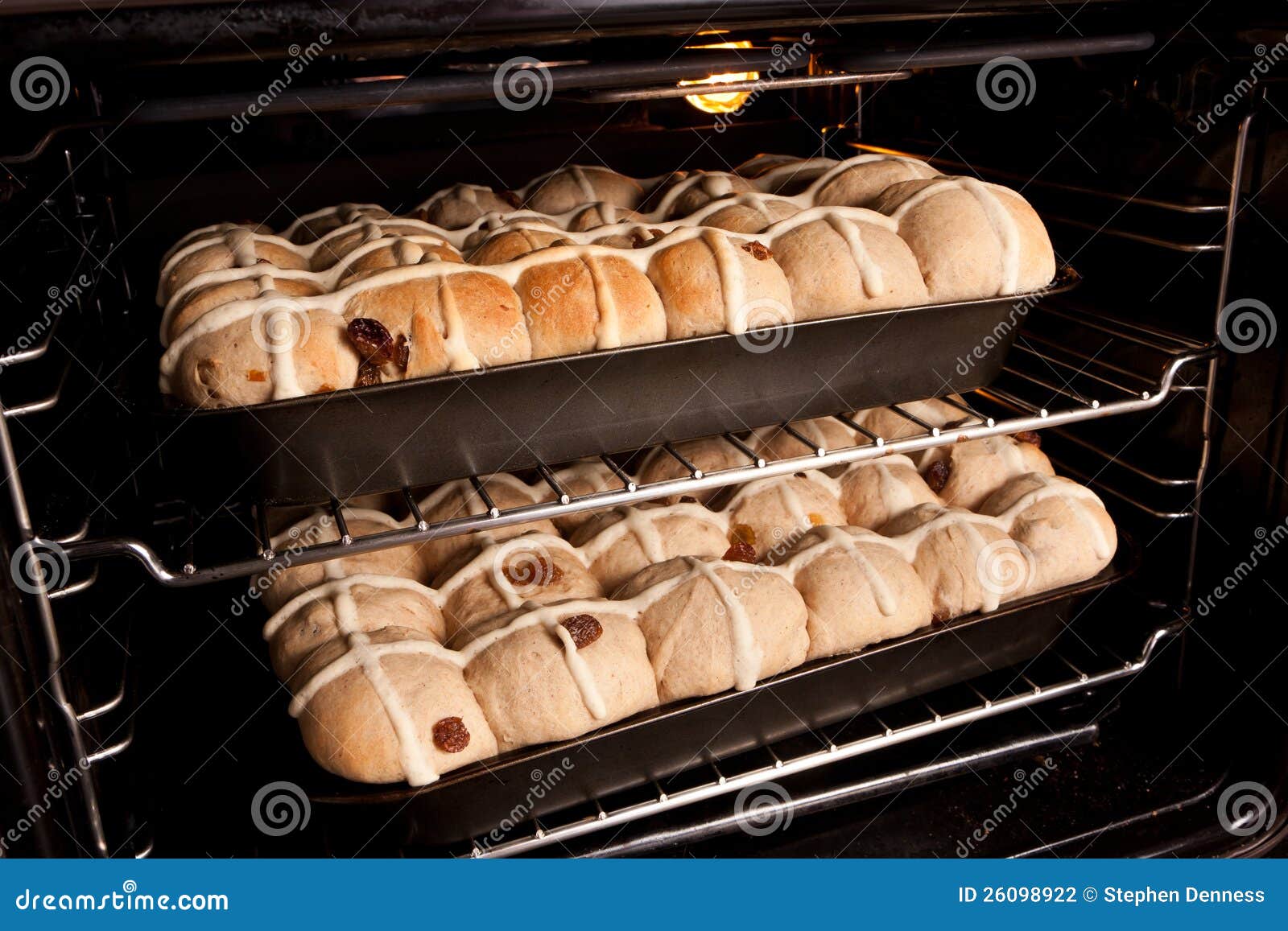https://thumbs.dreamstime.com/z/homemade-hot-cross-buns-baking-oven-26098922.jpg