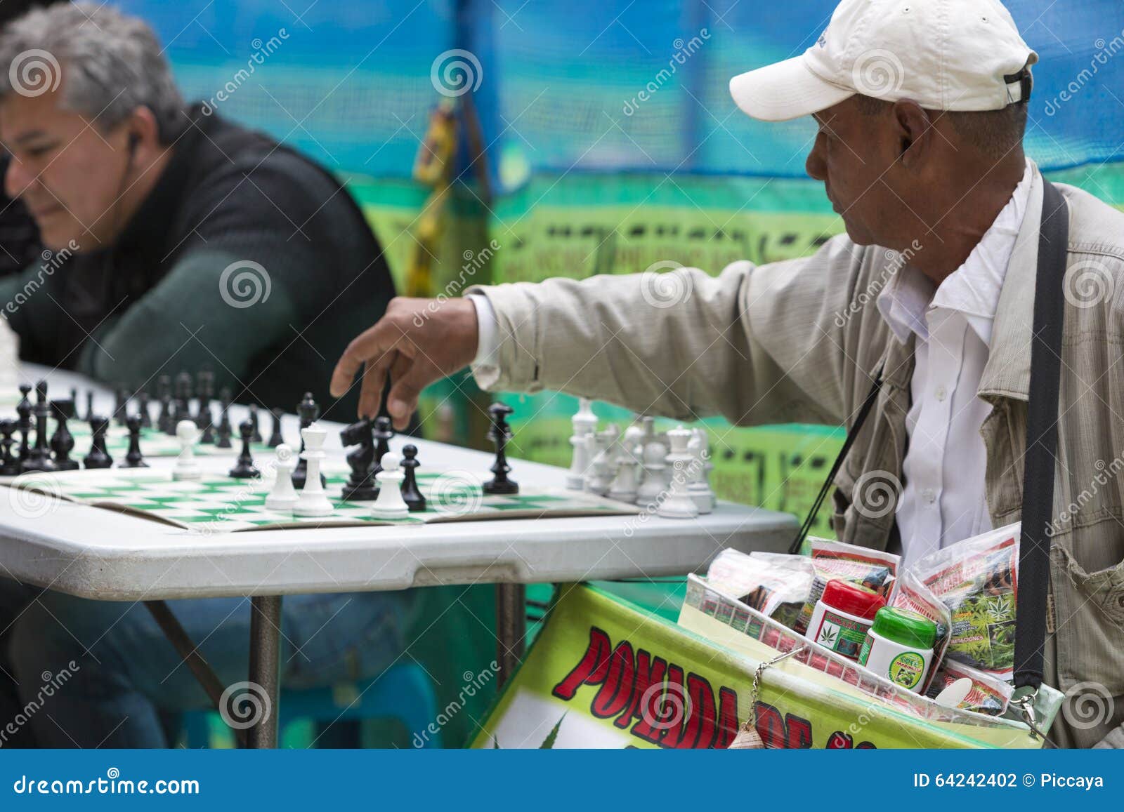 Homens Colombianos Que Jogam a Xadrez Em Um Parque, Bogotá