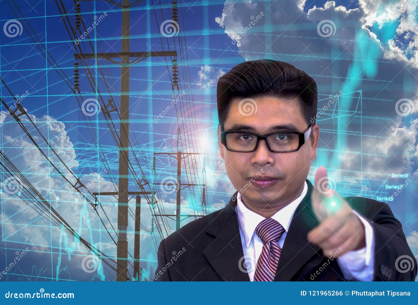 Homens de negócios asiáticos novos, apontando os dedos, carta conservada em estoque do investimento da carta, rede da energia elétrica, fulgor azul, conceitos do investimento no mercado da energia