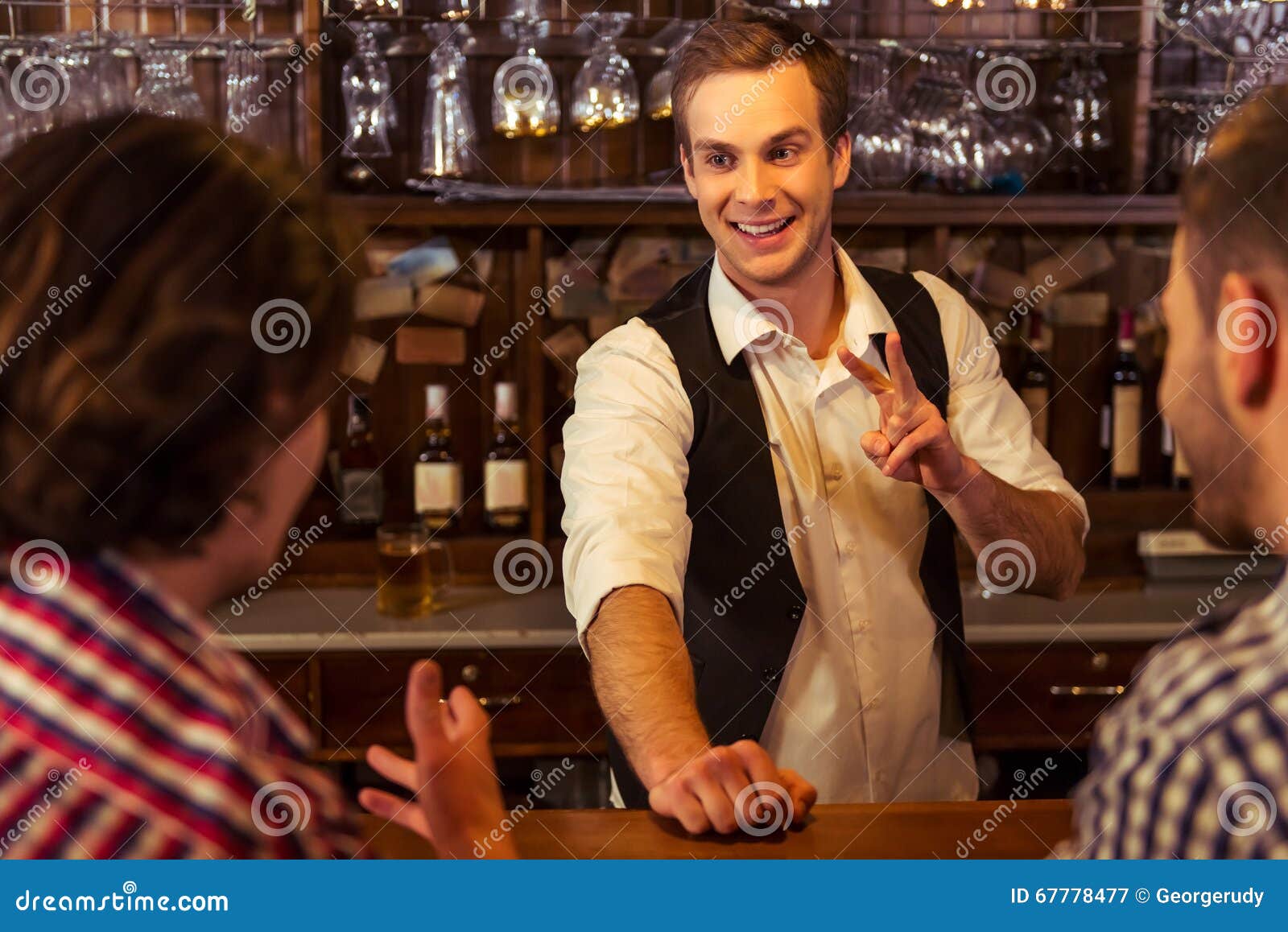 Order a drink. Улыбчивый бармен. Бармен улыбается. Бармен в пабе. Барменша в английском пабе.