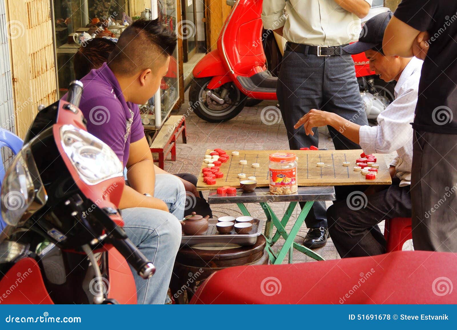 Homens Que Jogam O Jogo De Xadrez Chinês Foto de Stock Editorial