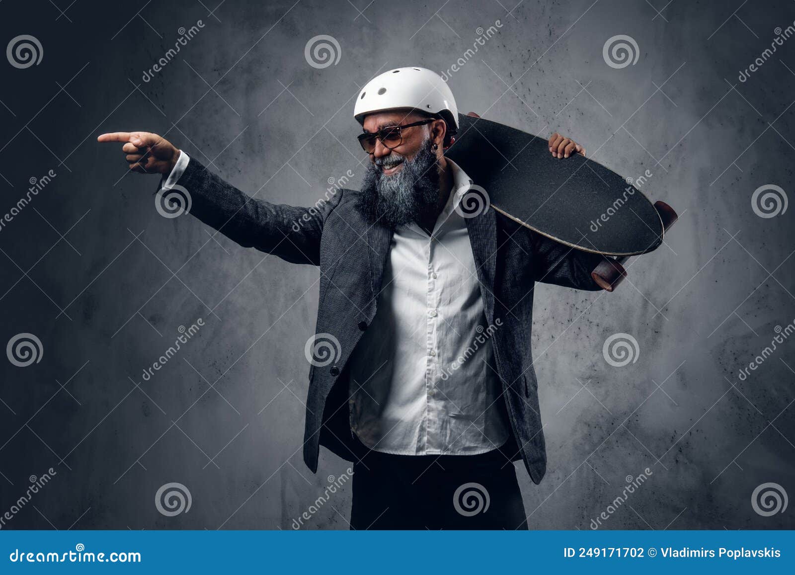 Homme âgé Actif Avec Skate Pointant Du Doigt Photo stock - Image