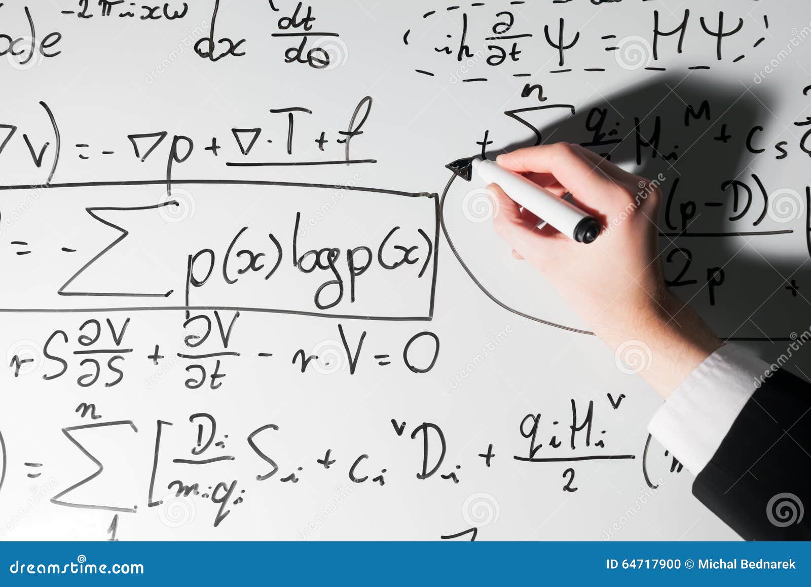 Homme écrivant Des Formules Complexes De Maths Sur Le Tableau ...