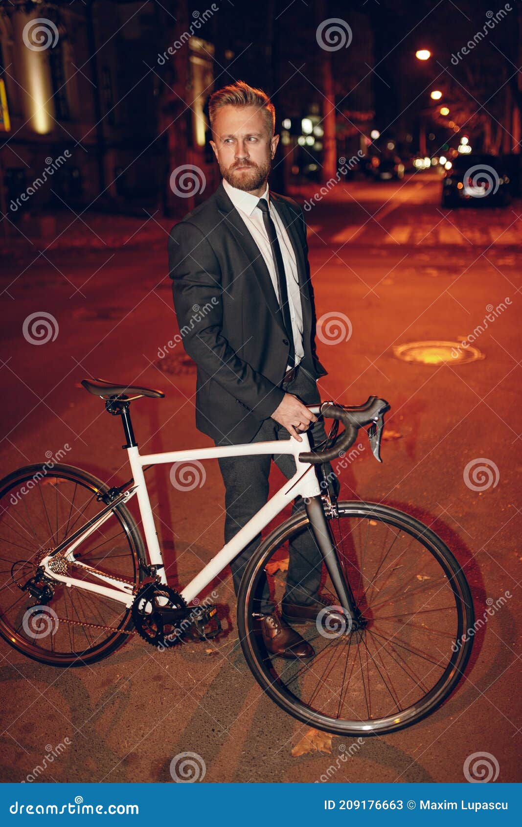 Homme élégant En Costume Formel Avec Vélo Sur La Rue De Nuit Image