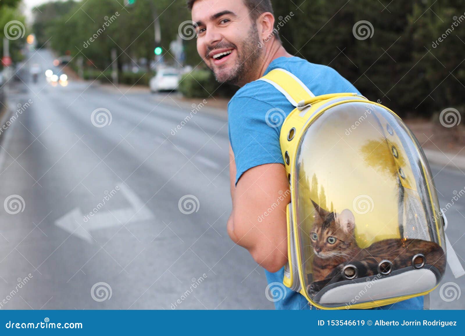Homme Adorable Portant Son Chat Dans Le Sac A Dos De Style De Bulle Image Stock Image Du Animal Mignon